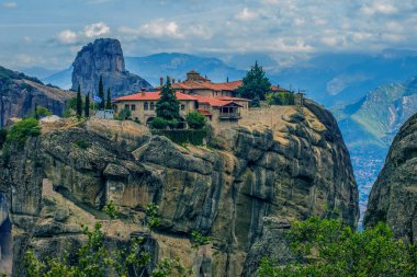 Manastır manzaralı dramatik bulutlu kaya uçurumunun Avrupa manzarası.
