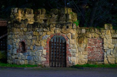 Eski kale taşı kalıntıları, terk edilmiş bir ortaçağ binasının kalıntıları.