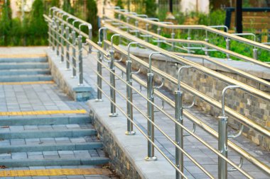 İnsanların ayak yollarını devre dışı bırakmak için evrensel yol dizaynı için kentsel kare kaldırım merdivenleri ve metal parmaklıklar ile pürüzsüz bir yol
