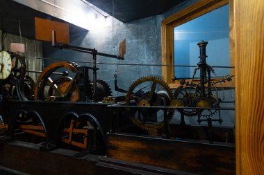 Viktorya dönemi saat çalışma mekanizması Rönesans çağından kasaba kulesinde çalışan yumuşak odaklı kavramsal görüntü