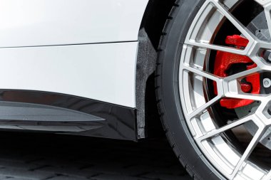 yeni araba beyaz çerçeve alt kısmı tekerlek tekerlek çember şekli arka plan perspektifi boş kopya alanı kavramına sahip