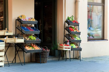 Şehir panayırı sebze ve meyve tezgahı perakendecisi