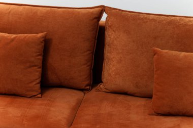 Yumuşak yastıklı, kahverengi çarşaflı otel odasının iç kısmı. Arka plan boşluğunu kapat.