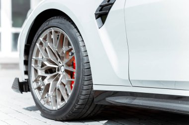 Yeni araba beyaz çerçeve tekerlek salonu kasa park görüntüsünü göster araç nesnesini kapat