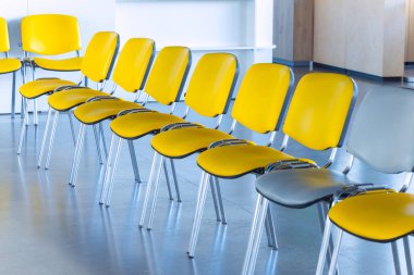 Sandalyeli lobi alanı sarı renkli mobilya bakış açısı