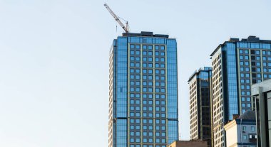 Gökdelen yüksek binalar şehrin manzarası büyük şehir binaları tarafsız gökyüzü arka planına sahip panorama manzarası