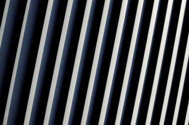 Alternatif koyu mavi ve beyaz gölgelerde paralel çapraz çizgilerin yakın görüntüsü, derinlik ve ritim duygusu ile çarpıcı soyut bir arkaplan oluşturur.