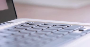 Bir bilgisayar klavyesinde Enter tuşuna basın