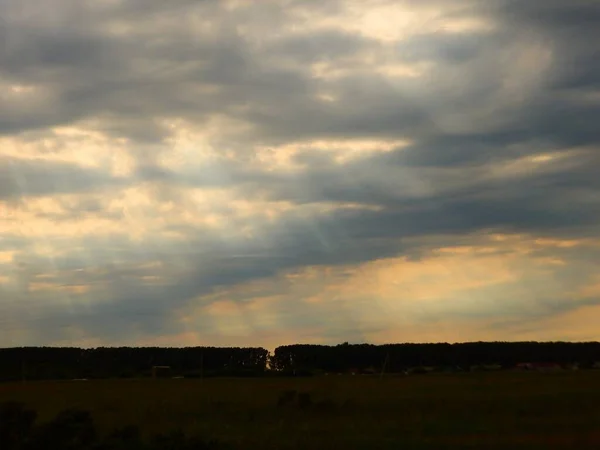 Die Lichter Der Sonne Scheinen Durch Die Wolken Sommerabend Bäume — Stockfoto