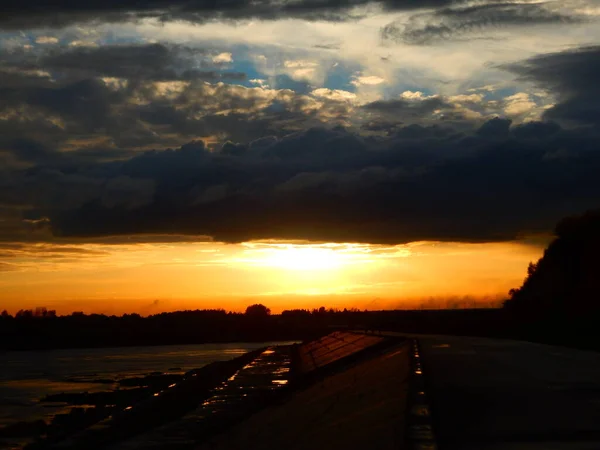 Schöner Sonnenuntergang Über Dem Fluss Sonnenuntergang Und Wolken — Stockfoto