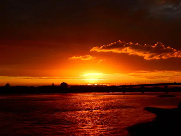 Sonnenuntergang Über Dem Fluss Flussufer Und Wolken — Stockfoto