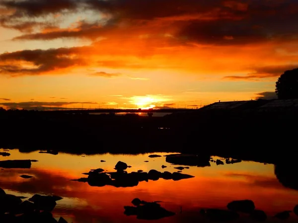 Puesta Sol Sobre Río Nubes Rocas — Foto de Stock