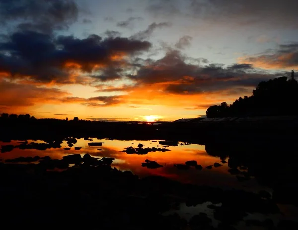 Puesta Sol Sobre Río Nubes Rocas — Foto de Stock