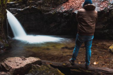 Dağlardaki küçük şelalede uzun süre kalmış biri. Çek Cumhuriyeti