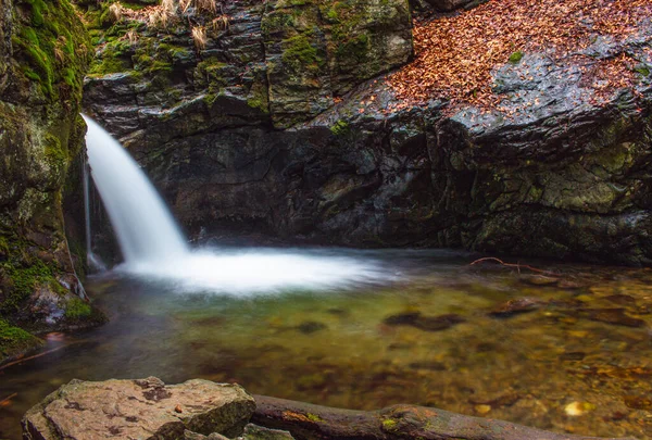 Petite Cascade Dans Les Montagnes Longue Exposition — Photo