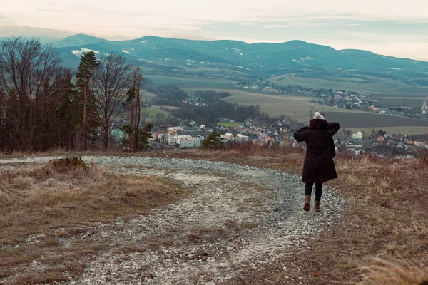 Dağ ormanlarında yürüyen bir kadın.