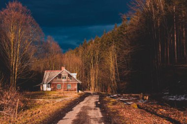 Kasırga havasında dağ ormanlarında yol kenarında kırsal bir kulübe.