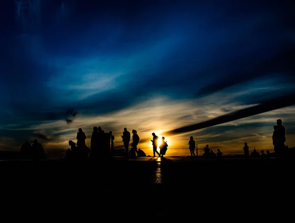 Zonsondergang Silhouetten Van Mensen Het Dak Oslo Noorwegen — Stockfoto