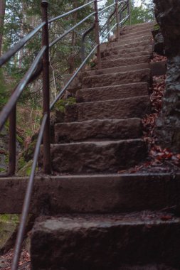 Dağ mağarasından taş merdivenler.