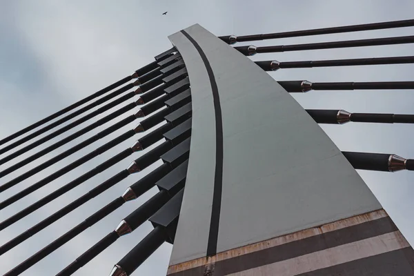 Köprünün üst kısmı aşağıdan görünüyor