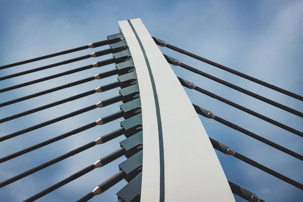 Köprünün üst kısmı aşağıdan görünüyor