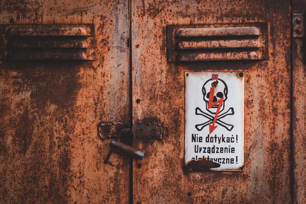 Paslı dolapta elektrikli cihaz uyarısı var 