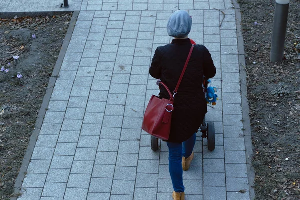 Annesi bebek arabasıyla şehirde, manzarası çok güzel.