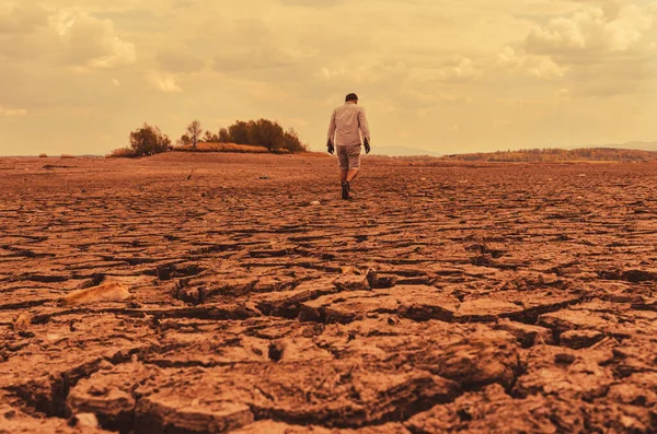 Homem Caminhando Terra Rachada Fundo Secou Lago — Fotografia de Stock