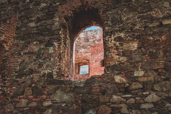 Okna Starym Kamiennym Murze Zabytkowego Budynku Polsce — Zdjęcie stockowe