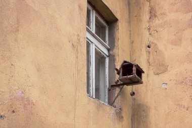 Pencerenin kenarındaki kuş evi