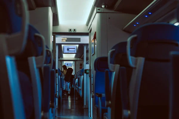 Arka planda yolcu vagonunun içi.