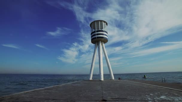 Ναυαγοσώστης πύργος, μπλε ουρανός με κινούμενα σύννεφα στο παρασκήνιο — Αρχείο Βίντεο