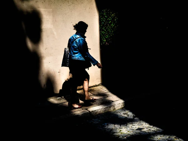 Sylwetka Kobiety Ulicy Świetle Słonecznym — Zdjęcie stockowe