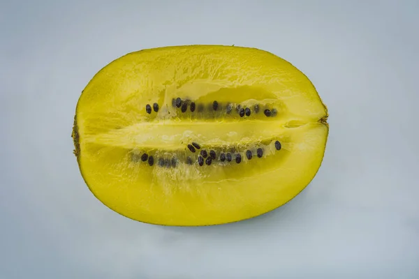 Kiwi Cortado Por Mitad Bodegón Fotografía Estudio Fruta Sobre Fondo — Foto de Stock