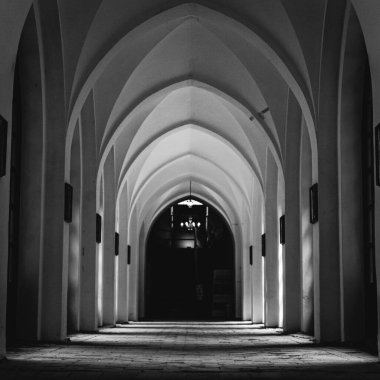 Eski sarayın boş koridoru.