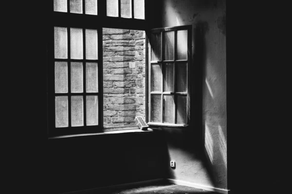 Ziegel Auf Der Fensterbank Schwarz Weiß Fotografie — Stockfoto