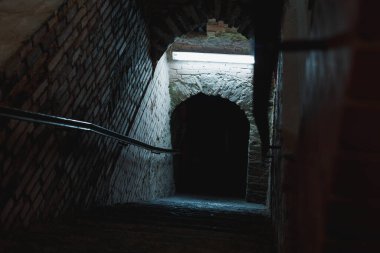 Yeraltına giden eski taş merdivenler.