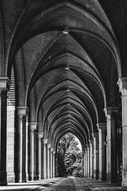 Kalenin iç avlusu, sütunları ve kemerleri olan mimari.