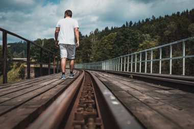 Eski bir dağ demiryolundaki adam viyadük, aşırı turizm