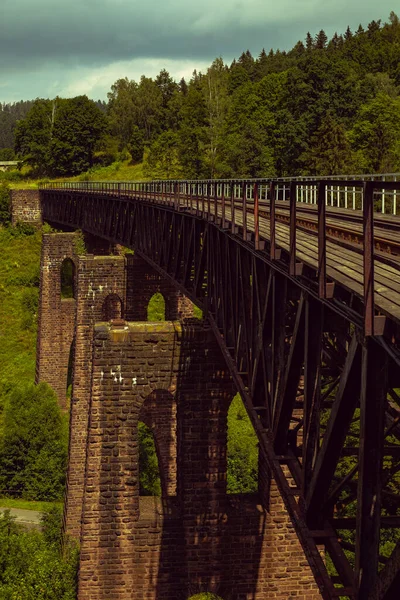 Παλιά Πέτρινη Σιδηροδρομική Γέφυρα Στα Βουνά — Φωτογραφία Αρχείου