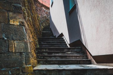 Bina ile eski duvar arasındaki taş merdivenler, eski kasaba mimarisi.