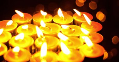 Romantik mum ışığı atmosferi 4K çözünürlüğü