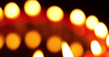 Romantik mum ışığı atmosferi 4K çözünürlüğü