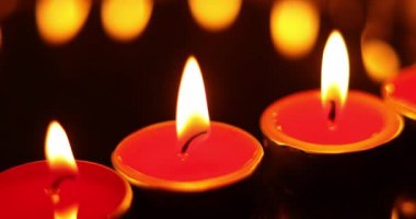 Romantik mum ışığı atmosferi 4K çözünürlüğü