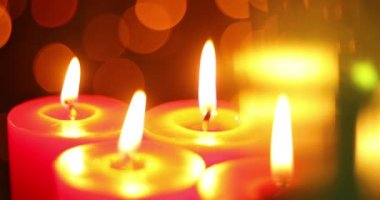 Romantik mum ışığı atmosferi 4K çözünürlüğü