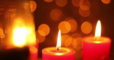 Romantik mum ışığı atmosferi 4K çözünürlüğü