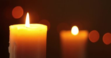 Romantik mum ışığı atmosferi 4K çözünürlüğü