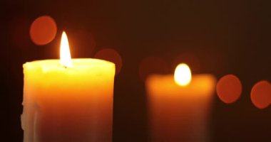 Romantik mum ışığı atmosferi 4K çözünürlüğü