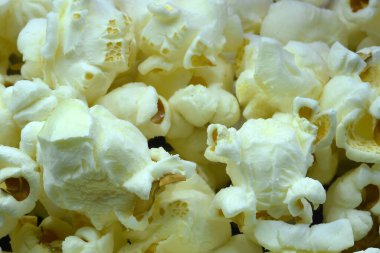 Beyaz patlamış mısırı kapat.