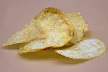 Ön planda kızarmış cips.